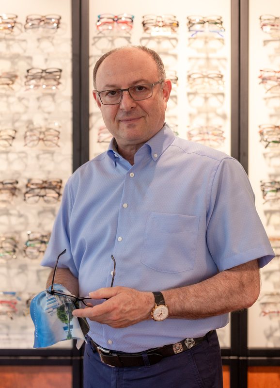 Romuald Katz, Augenoptikermeister, in seinem Geschäft in Hamburg-Rissen