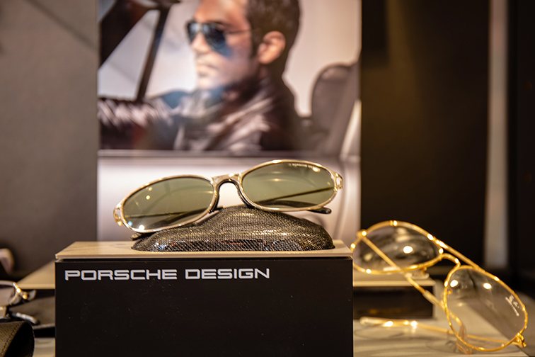 Hochwertige Sonnenbrille von Porsche Design im Geschäft von Optiker Katz